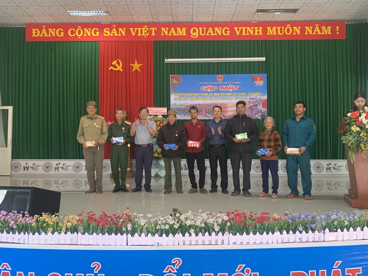 21.12 tang qua1
